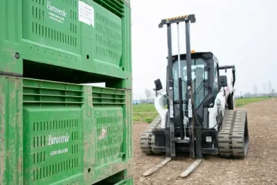 Bobcat T76 při práci v těžko přístupném terénu.