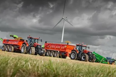 Variabilní poloha hlavního nože v rozsahu 575 mm zajišťuje ideální tok materiálu do mlátičky.