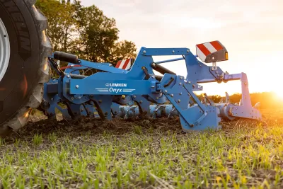 LEMKEN Onyx při práci na poli.