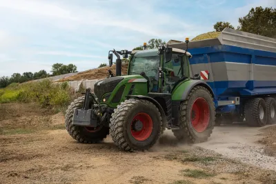 Traktor s přívěsem vybavený pneumatikami BKT RIDEMAX IT 697 při přepravě materiálu, které zajišťují stabilitu a nízký valivý odpor i v náročném provozu.