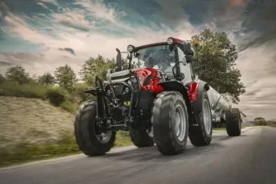 Silniční přeprava pod kontrolou – vyšší povolená hmotnost a stabilní náprava dávají traktorům Farmall A jistotu i při jízdě s těžkým přívěsem.