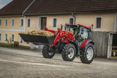 Na statku se cítí jako doma – s čelním nakladačem a powershuttlem zvládá Farmall A rychlou a přesnou manipulaci s krmivem i hnojem.