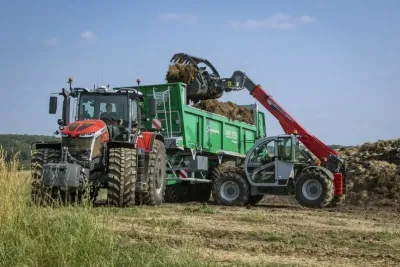 MF TH 8043 s novou převodovkou Dyna-CT nabízí plynulý chod a vysokou efektivitu při manipulaci se statkovými hnojivy.