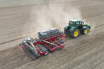 HORSCH Focus 6.30 TD. Spotřebu paliva se s tímto konkrétním typem v případě Zemspol Studénka pohybuje v rozmezí 9 až 12 litrů na hektar u středně těžkých půd při práci.
