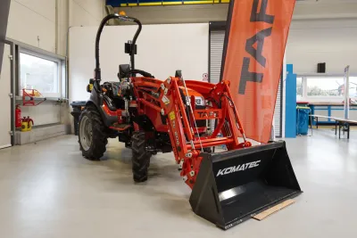 Kompaktní traktor TAFE 6020 M s motorem Mitsubishi (19 HP, Stage V), pohonem 4×4 a kapacitou zdvihu 739 kg.