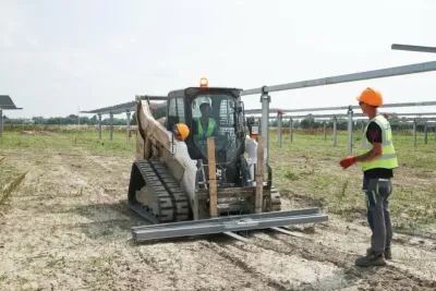 Stroje pracují na místě každý den a zajišťují většinu klíčových prací – od zemních úprav až po manipulaci s těžkými konstrukcemi. Podmínky přitom nejsou jednoduché. Měkké podloží, bláto a proměnlivé počasí jsou pro tuto oblast typické.
