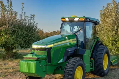 Elektrický traktor se má objevit na trhu v omezeném množství v roce 2027, přičemž plná výroba je plánována od roku 2028.