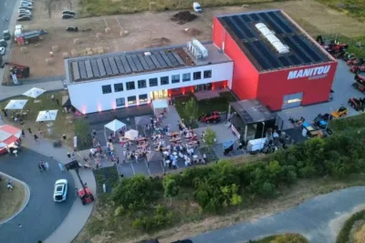Pohled z výšky na areál německého zastoupení Manitou během výročního festivalu.