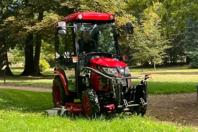 TYM T255 najde díky šířce od 1,16 metru využití při sečení trávy, údržbě areálů i všude tam, kde se větší traktor obtížně pohybuje.