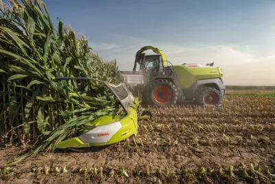 Sklízecí řezačka CLAAS JAGUAR 1000 s adaptérem ORBIS 12000 při sklizni kukuřice