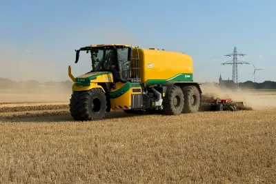 Samojízdný aplikátor kejdy Oxbo AT5105 Gen 2 s půdním aplikátorem na poli