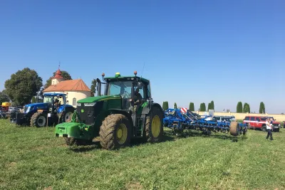 Polní ukázky strojů a den otevřených dveří P & L v Hrubčicích