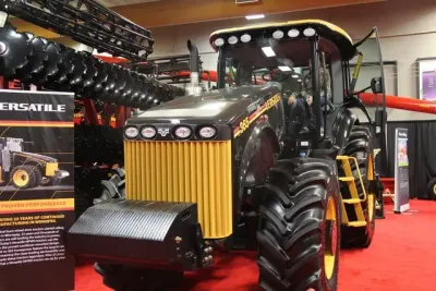 Speciální černý traktor Versatile 365 se žlutou maskou na výstavě.