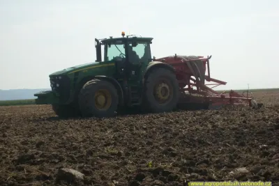 Setí s traktory John Deere 6430 a 8200