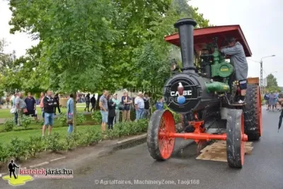Parní traktor Case při jízdě ulicí zepředu