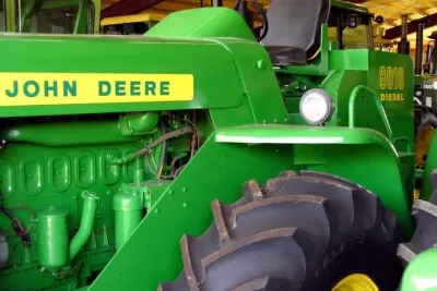 John Deere 8010 Diesel z boku v hale.