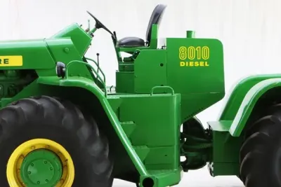 John Deere 8010 Diesel z levého boku.