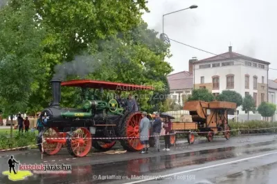 Parní traktor Case s připojeným vozem