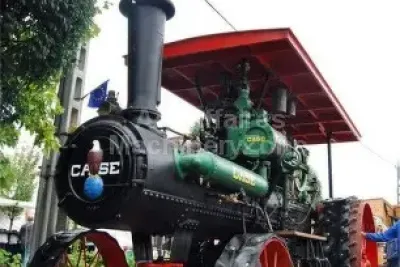 Parní traktor Case při jízdě ulicí zepředu