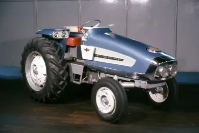 Traktor International Harvester HT-340 z bočního pohledu
