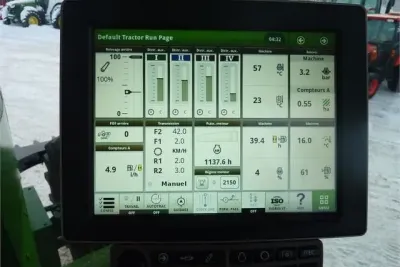 Displej palubního počítače traktoru John Deere.