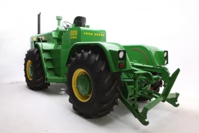 Zadní část traktoru John Deere 8010 se závěsem.