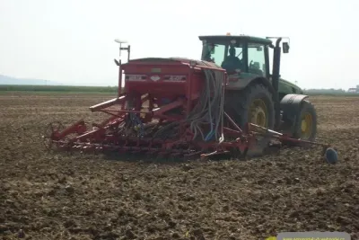 Setí s traktory John Deere 6430 a 8200