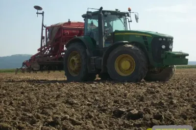 Setí s traktorem John Deere.