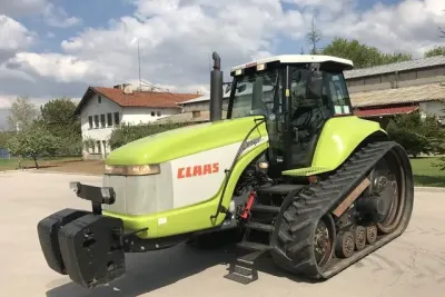 Pásový traktor Claas Challenger na dvoře.