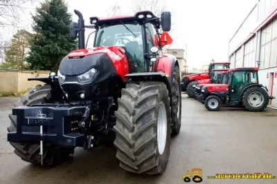 Červený traktor Case IH Optum před halou