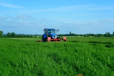 Podvečerní sečení s traktory New Holland