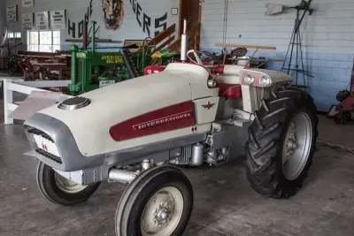 Traktor HT-340 mezi historickými stroji v muzeu