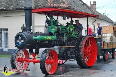 Parní traktor Case při jízdě s vlečným vozem