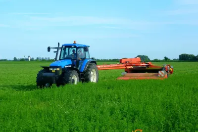 Podvečerní sečení s traktory New Holland