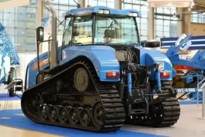 Traktor Agromash Ruslan ve výrobní hale