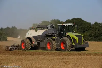 Traktor Claas Xerion s cisternovou nástavbou SGT na poli.