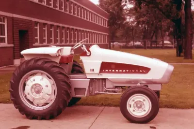 Prototyp traktoru s turbínovým motorem před tovární budovou