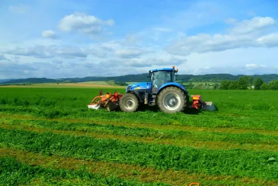 Podvečerní sečení s traktory New Holland