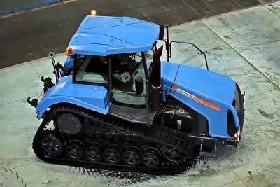 Pohled shora na pásový traktor Agromash Ruslan