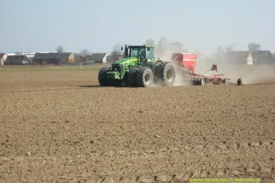 Setí s traktorem John Deere 8230