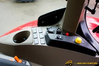 Ovládací panel na loketní opěrce