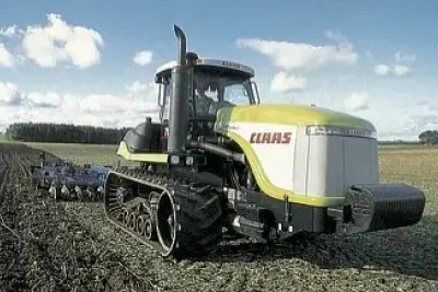 Pásový traktor Claas Challenger při zpracování půdy.