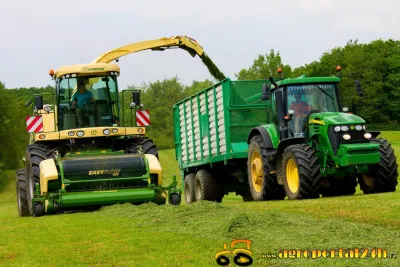 Krone Big X 700 při sklizni senáže.