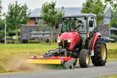 Traktor Yanmar YT při práci na zahradním pozemku