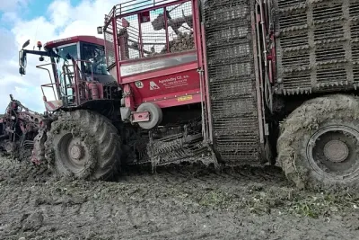 Zablácený vyorávač Holmer během náročné sklizně.