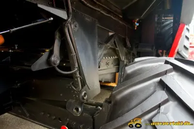 Detail podvozku a pneumatiky sklízecí mlátičky