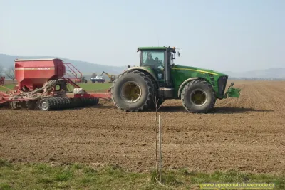 Setí s traktorem John Deere 8230