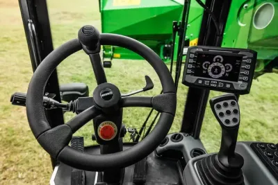 Volant, displej a joystick v kabině krmného vozu Faresin Leader PF.