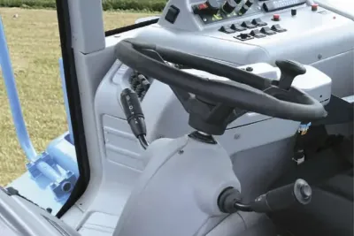 Ovládací prvky v kabině traktoru Agromash Ruslan