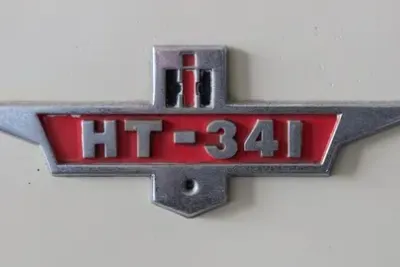 Nápis HT-340 na turbínovém traktoru